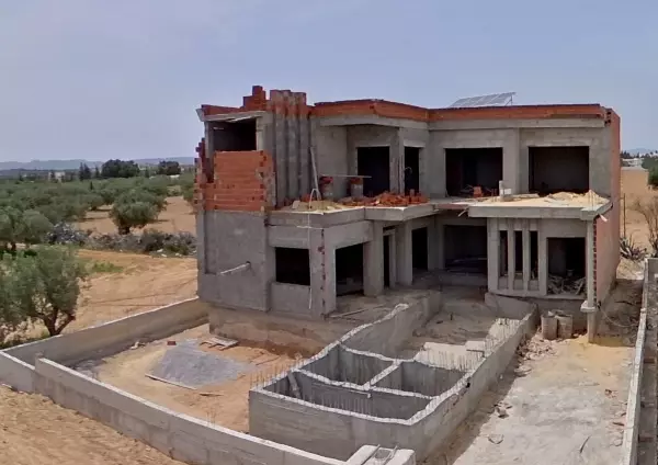 Villa inachevée avec piscine