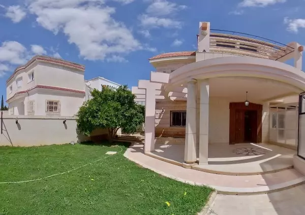 Villa avec piscine couverte