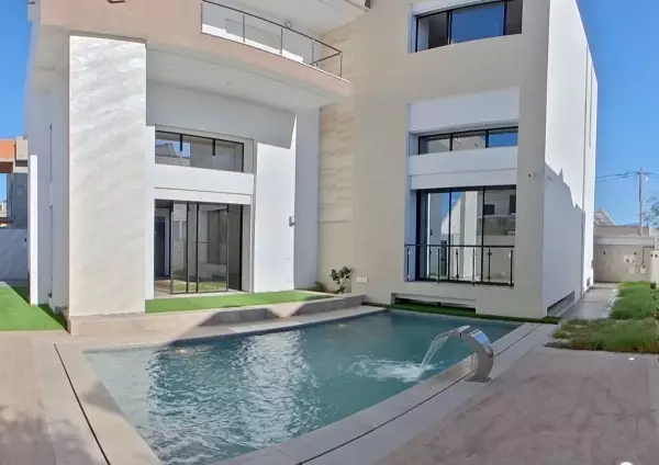 Villa moderne avec piscine